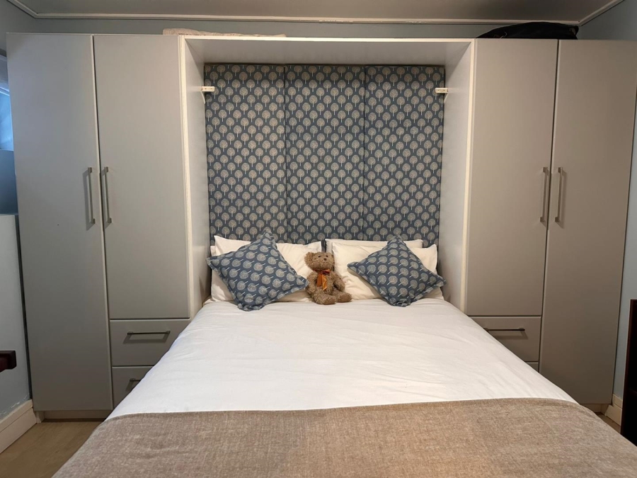 2 Bedroom Property for Sale in Vredehoek Western Cape